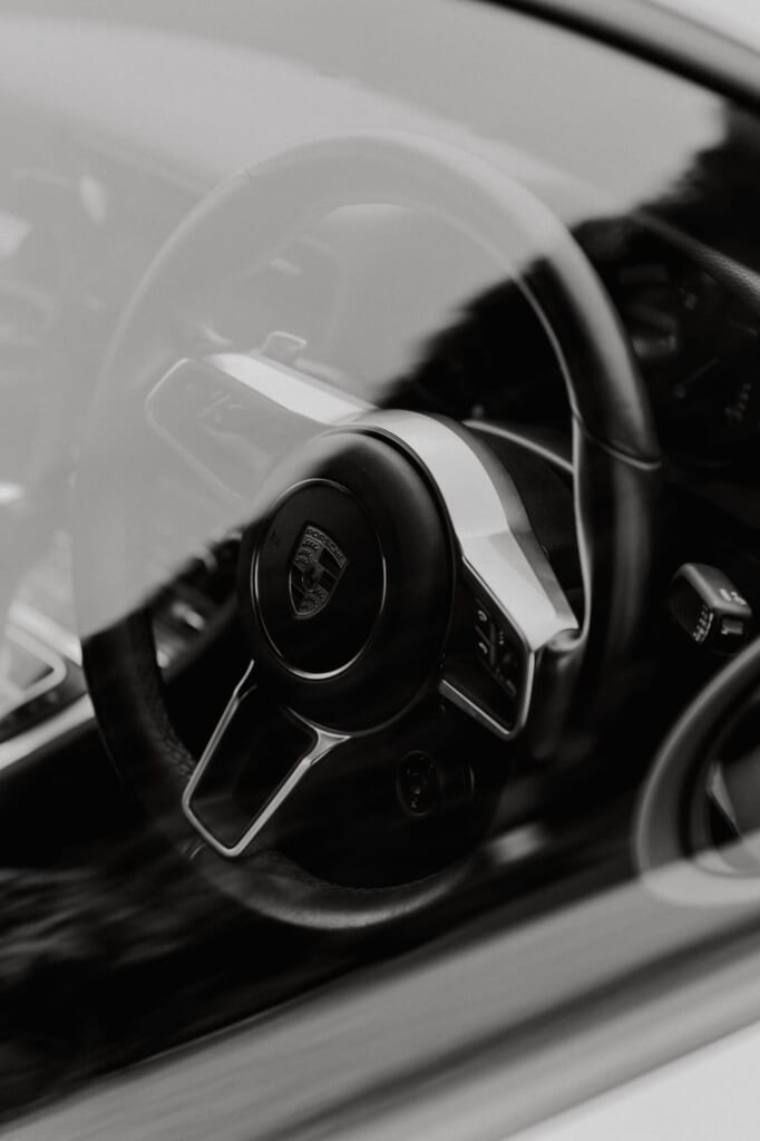 車のステアリング（モノクロ写真）